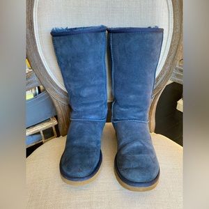 Navy blue women’s tall Ugg classic boots sz 7 in good used condition.